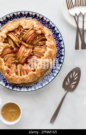 Eine frisch gebackene hausgemachte Galette mit Karamell-Apfel, serviert. Stockfoto