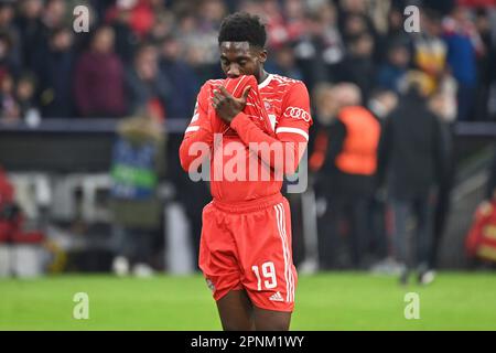 München, Deutschland. 19. April 2023. Abschied des Spielers München, Enttäuschung, frustriert, enttäuscht, frustriert, Dejected, Alphonso DAVIES (FC Bayern München), Football Champions League/Quarterfinals FC Bayern München-Manchester City (ManCity) 1-1 am 19. April 2023, ALLIANZAREN A. Credit: dpa/Alamy Live News Stockfoto