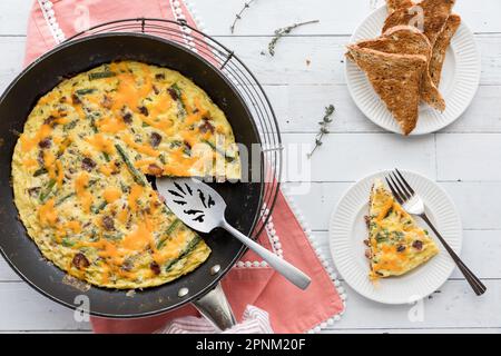 Hausgemachter Speck und Spargelfrittata mit Toast. Stockfoto