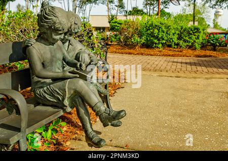 Eine Bronzeskulptur von zwei Kindern, die lesen, ist in der Bay Minette Public Library, 16. April 2023, in Bay Minette, Alabama, abgebildet. Stockfoto