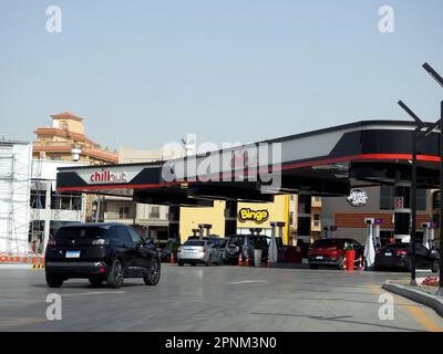 Kairo, Ägypten, April 18 2023: Chill Gas and Oil Station, eine Tankstelle im neuen Kairo Egypt mit Geschäften und Restaurants im Bahnhof, und Stockfoto