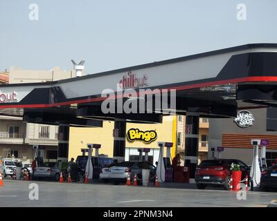 Kairo, Ägypten, April 18 2023: Chill Gas and Oil Station, eine Tankstelle im neuen Kairo Egypt mit Geschäften und Restaurants im Bahnhof, und Stockfoto