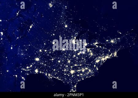 USA aus dem Weltraum bei Nacht. Elemente dieses Bildes lieferten die NASA. Stockfoto