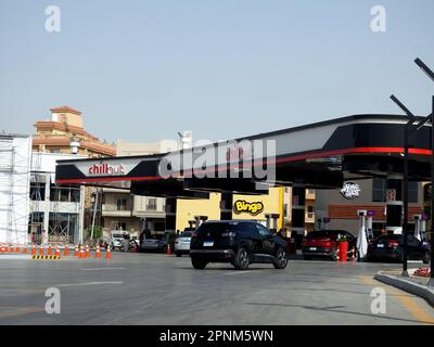 Kairo, Ägypten, April 18 2023: Chill Gas and Oil Station, eine Tankstelle im neuen Kairo Egypt mit Geschäften und Restaurants im Bahnhof, und Stockfoto