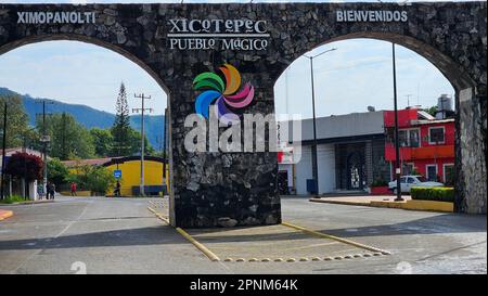 Xicotepec, Puebla, Mexiko - 17 2023. April: Eintritt in die magische mexikanische Stadt in der nördlichen Sierra des Bundesstaates Puebla Stockfoto