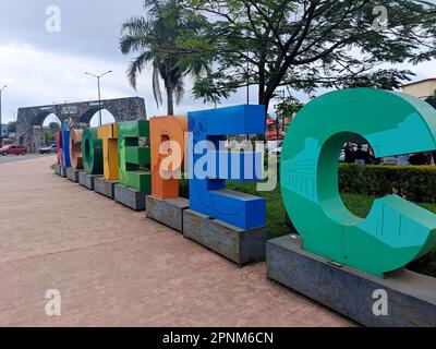 Xicotepec, Puebla, Mexiko - 17 2023. April: Eintritt in die magische mexikanische Stadt in der nördlichen Sierra des Bundesstaates Puebla Stockfoto