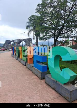 Xicotepec, Puebla, Mexiko - 17 2023. April: Eintritt in die magische mexikanische Stadt in der nördlichen Sierra des Bundesstaates Puebla Stockfoto