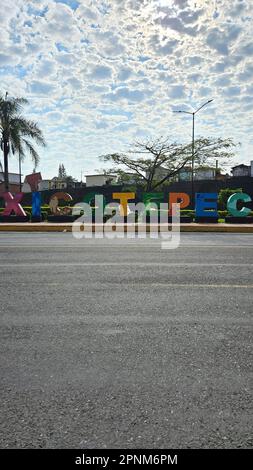 Xicotepec, Puebla, Mexiko - 17 2023. April: Eintritt in die magische mexikanische Stadt in der nördlichen Sierra des Bundesstaates Puebla Stockfoto