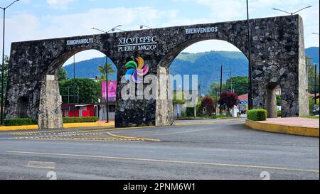 Xicotepec, Puebla, Mexiko - 17 2023. April: Eintritt in die magische mexikanische Stadt in der nördlichen Sierra des Bundesstaates Puebla Stockfoto