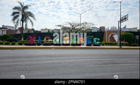 Xicotepec, Puebla, Mexiko - 17 2023. April: Eintritt in die magische mexikanische Stadt in der nördlichen Sierra des Bundesstaates Puebla Stockfoto