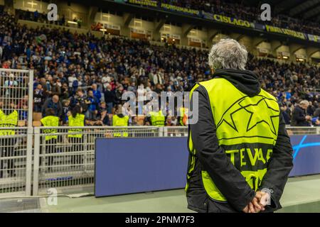 Mailand, Italien - 19 2023. april Endspiel der Champions League - Inter-Benfica - Stewards Security Guards beobachten Fans Credit: Kines Milano/Alamy Live News Stockfoto