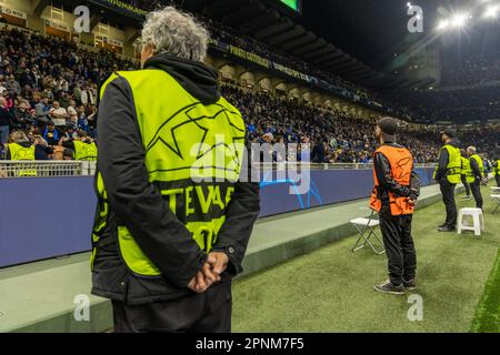 Mailand, Italien - 19 2023. april Endspiel der Champions League - Inter-Benfica - Stewards Security Guards beobachten Fans Credit: Kines Milano/Alamy Live News Stockfoto