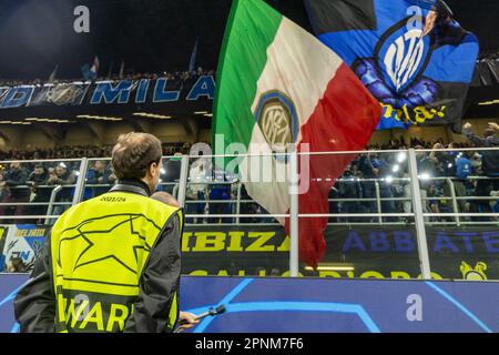 Mailand, Italien - 19 2023. april Endspiel der Champions League - Inter-Benfica - Stewards Security Guards beobachten Fans Credit: Kines Milano/Alamy Live News Stockfoto