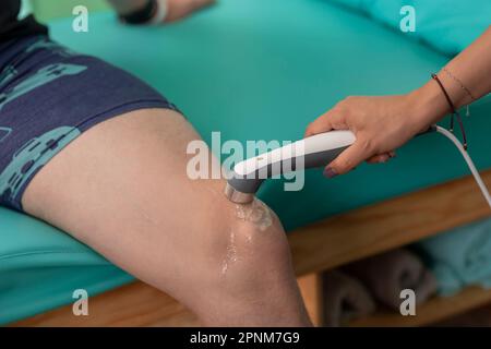 Nahaufnahme des Knies eines Mannes, der einen Knie-Ultraschall empfängt Stockfoto