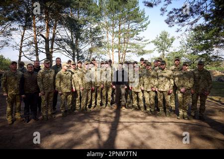 Koshary, Ukraine. 19. April 2023. Der ukrainische Präsident Volodymyr Zelenskyy, Zentrum, posiert für Fotos mit den Grenzschutzbeamten während eines Besuchs in der Grenzregion, in der sich die Ukraine, Polen und Belarus treffen, am 19. April 2023 in Koshary, Oblast Volyn, Ukraine. Kredit: Pool Photo/Pressestelle Des Ukrainischen Präsidenten/Alamy Live News Stockfoto