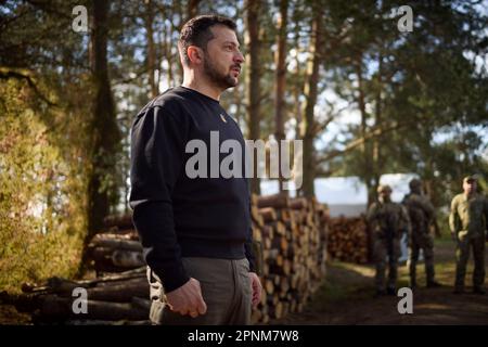 Koshary, Ukraine. 19. April 2023. Der ukrainische Präsident Volodymyr Zelenskyy spricht den Grenzschutzbeamten während eines Besuchs in der Grenzregion, in der sich die Ukraine, Polen und Belarus treffen, am 19. April 2023 in Koshary, Oblast Volyn, Ukraine. Kredit: Pool Photo/Pressestelle Des Ukrainischen Präsidenten/Alamy Live News Stockfoto