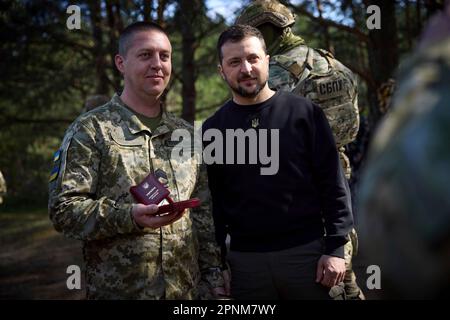 Koshary, Ukraine. 19. April 2023. Der ukrainische Präsident Volodymyr Zelenskyy, rechts, posiert bei einem Besuch der Grenzregion, in der sich die Ukraine, Polen und Belarus treffen, am 19. April 2023 in Koshary für Fotos. Oblast Volyn, Ukraine. Kredit: Pool Photo/Pressestelle Des Ukrainischen Präsidenten/Alamy Live News Stockfoto