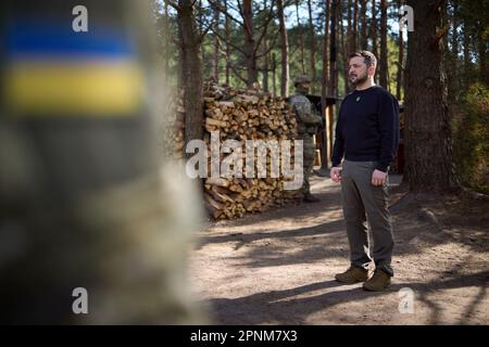 Koshary, Ukraine. 19. April 2023. Der ukrainische Präsident Volodymyr Zelenskyy spricht den Grenzschutzbeamten während eines Besuchs in der Grenzregion, in der sich die Ukraine, Polen und Belarus treffen, am 19. April 2023 in Koshary, Oblast Volyn, Ukraine. Kredit: Pool Photo/Pressestelle Des Ukrainischen Präsidenten/Alamy Live News Stockfoto