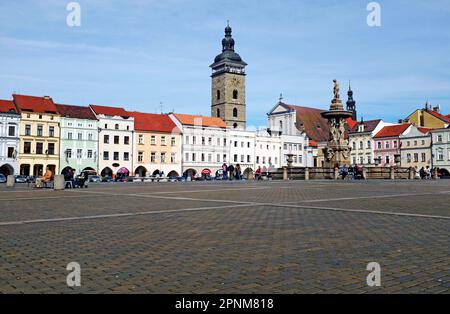 Der Hauptplatz in Ceske Budejovice, Tschechien, Přemysl Otakar II, ist mit über einem Hektar einer der größten Stadtplätze in der Tschechischen Republik. Die Stadthäuser im Renaissance- und Barockstil am Rande des Platzes waren historisch gesehen der Ort, an dem der Adel seine Residenz einnahm. Stockfoto
