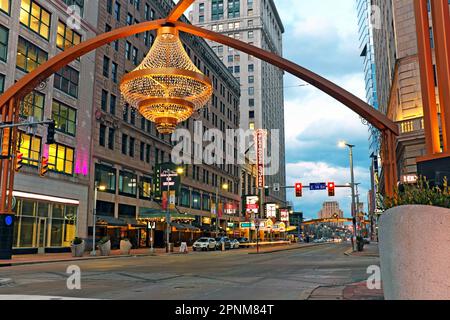 Abenddämmerung entlang der Euclid Avenue im Playhouse Square Theater District in Cleveland, Ohio, USA am 27. Februar 2023. Der beleuchtete Kronleuchter von GE, der über der Kreuzung von Euclid Avenue und East 14. Street hängt, ist 20 Meter hoch und hängt von einem 44 Meter hohen Gebäude. Der Kronleuchter wurde 2014 dem historischen Straßenbild des Theaterviertels hinzugefügt. Stockfoto