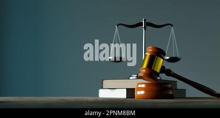 Nahaufnahme des Hintergrunds des Gerichtssaals und der Waagen der Justiz auf dem Schreibtisch, 3D-Rendering Stockfoto