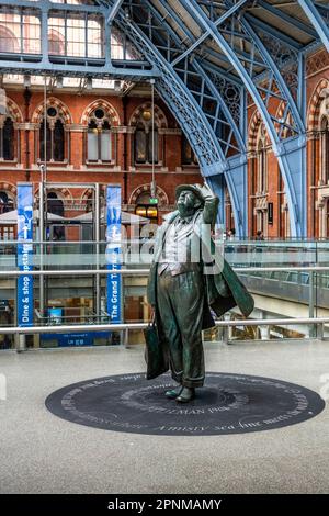Statue von John Betjeman am Bahnhof St. Pancras International London UK im Obergeschoss Drücken Sie Ihre Tür, um Ihre Worte zu hören Stockfoto