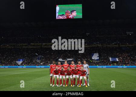 Mailand, Italien. 19. April 2023. Der SL Benfica, der elf beginnt, stellt sich vor dem Anstoß für ein Teamfoto in die Reihe ( L bis R ); Florentino, Gilberto, Antonio Silva, Nicolas Otamendi, Goncalo Ramos und Odysseas Vlachodimos, erste Reihe ( L bis R ); Fredric Aursnes, Rafa Silva, Chiquinho, Joao Mario, Und Alejandro Grimaldo beim UEFA Champions League-Spiel in Giuseppe Meazza, Mailand. Der Bildausdruck sollte lauten: Jonathan Moscrop/Sportimage Credit: Sportimage/Alamy Live News Stockfoto