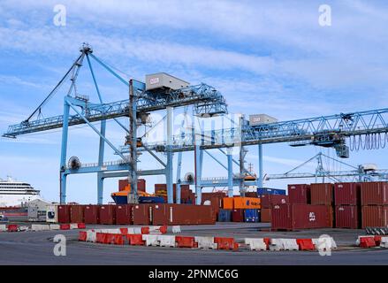 Großer Kran zum Verladen von Containern auf Schiffe im Hafen Stockfoto