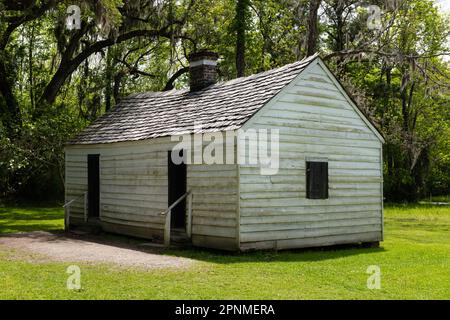 Charleston, South Carolina, USA - 10. April 2023: Sklavenhütte auf der historischen Magnolia Plantation in Charleston, South Carolina. Stockfoto