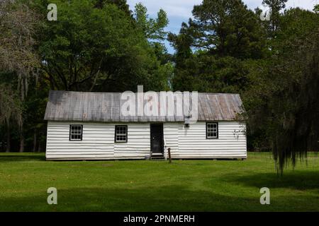 Charleston, South Carolina, USA - 10. April 2023: Sklavenhütte auf der historischen Magnolia Plantation in Charleston, South Carolina. Stockfoto