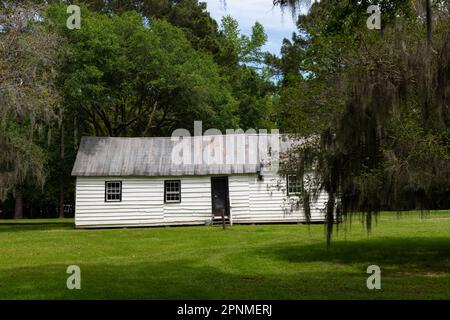 Charleston, South Carolina, USA - 10. April 2023: Sklavenhütte auf der historischen Magnolia Plantation in Charleston, South Carolina. Stockfoto