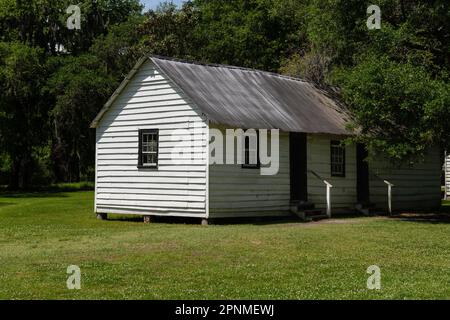 Charleston, South Carolina, USA - 10. April 2023: Sklavenhütte auf der historischen Magnolia Plantation in Charleston, South Carolina. Stockfoto