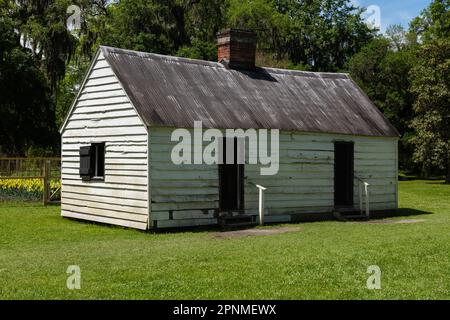 Charleston, South Carolina, USA - 10. April 2023: Sklavenhütte auf der historischen Magnolia Plantation in Charleston, South Carolina. Stockfoto