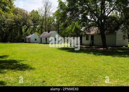 Charleston, South Carolina, USA - 10. April 2023: Sklavenhütten auf der historischen Magnolia Plantation in Charleston, South Carolina. Stockfoto