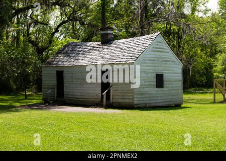 Charleston, South Carolina, USA - 10. April 2023: Sklavenhütte auf der historischen Magnolia Plantation in Charleston, South Carolina. Stockfoto