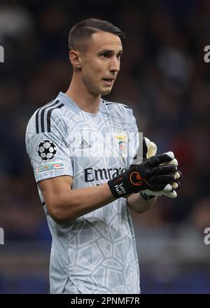 Mailand, Italien. 19. April 2023. Odysseas Vlachodimos von SL Benfica reagiert während des UEFA Champions League-Spiels in Giuseppe Meazza, Mailand. Der Bildausdruck sollte lauten: Jonathan Moscrop/Sportimage Credit: Sportimage/Alamy Live News Stockfoto