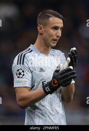 Mailand, Italien. 19. April 2023. Odysseas Vlachodimos von SL Benfica reagiert während des UEFA Champions League-Spiels in Giuseppe Meazza, Mailand. Der Bildausdruck sollte lauten: Jonathan Moscrop/Sportimage Credit: Sportimage/Alamy Live News Stockfoto