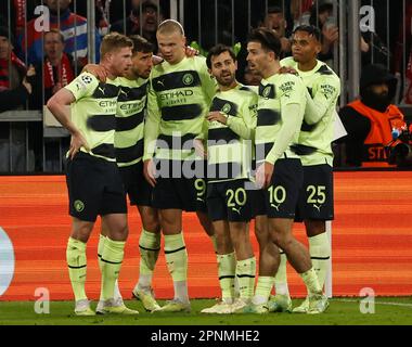 München, Deutschland. 19. April 2023. Die Spieler von Manchester City reagieren am 19. April 2023 beim UEFA Champions League-Viertelfinale auf der zweiten Etappe zwischen Bayern München und Manchester City in München. Kredit: Philippe Ruiz/Xinhua/Alamy Live News Stockfoto