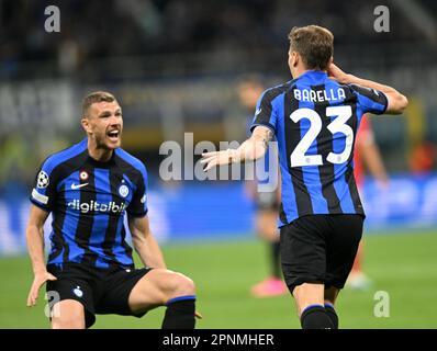 Mailand, Italien. 19. April 2023. Nicolo Barella (R) des FC Inter feiert sein Tor beim Viertelfinale der UEFA Champions League auf der zweiten Etappe zwischen dem FC Inter und Benfica am 19. April 2023 in Mailand, Italien. Kredit: Str/Xinhua/Alamy Live News Stockfoto