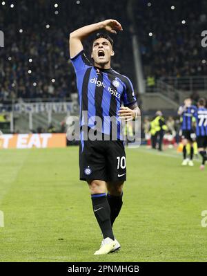 Mailand, Italien. 19. April 2023. Lautaro Martinez vom FC Inter feiert sein Tor beim Viertelfinale der UEFA Champions League auf der zweiten Etappe zwischen FC Inter und Benfica am 19. April 2023 in Mailand, Italien. Kredit: Str/Xinhua/Alamy Live News Stockfoto