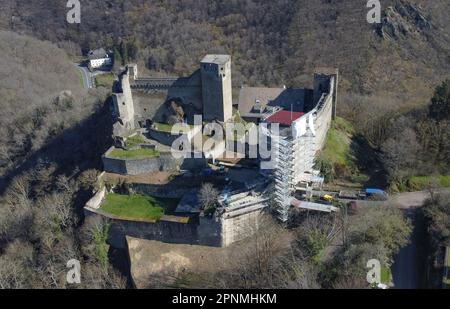 Hohenstein, Deutschland. 05. April 2023. Auf einem rauen Felsen des Aartals liegt die Burgruine Hohenstein in der Nähe von Bad Schwalbach im Taunus (Luftaufnahme mit einer Drohne). Der Landesbetrieb Bau und Immobilien Hessen (LBIH) hat bereits große Teile eines umfangreichen Renovierungsprojekts am Kulturdenkmal im Aar-Tal abgeschlossen. Für die nächsten Restaurierungsschritte muss die Burganlage in diesem Frühjahr mit Hilfe einer Drohne digital untersucht werden. (Dpa: 'Moderne Technologie trifft auf alte Mauern - Vermessung des Schlosses mit einer Drohne') Kredit: Arne Dedert/dpa/Alamy Live News Stockfoto