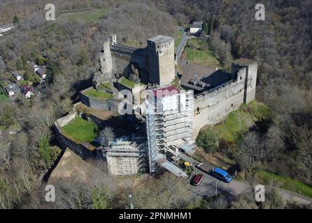 Hohenstein, Deutschland. 05. April 2023. Auf einem rauen Felsen des Aartals liegt die Burgruine Hohenstein in der Nähe von Bad Schwalbach im Taunus (Luftaufnahme mit einer Drohne). Der Landesbetrieb Bau und Immobilien Hessen (LBIH) hat bereits große Teile eines umfangreichen Renovierungsprojekts am Kulturdenkmal im Aar-Tal abgeschlossen. Für die nächsten Restaurierungsschritte muss die Burganlage in diesem Frühjahr mit Hilfe einer Drohne digital untersucht werden. (Dpa: 'Moderne Technologie trifft auf alte Mauern - Vermessung des Schlosses mit einer Drohne') Kredit: Arne Dedert/dpa/Alamy Live News Stockfoto