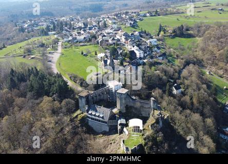 Hohenstein, Deutschland. 05. April 2023. Auf einem rauen Felsen des Aartals liegt die Burgruine Hohenstein in der Nähe von Bad Schwalbach im Taunus (Luftaufnahme mit einer Drohne). Der Landesbetrieb Bau und Immobilien Hessen (LBIH) hat bereits große Teile eines umfangreichen Renovierungsprojekts am Kulturdenkmal im Aar-Tal abgeschlossen. Für die nächsten Restaurierungsschritte muss die Burganlage in diesem Frühjahr mit Hilfe einer Drohne digital untersucht werden. (Dpa: 'Moderne Technologie trifft auf alte Mauern - Vermessung des Schlosses mit einer Drohne') Kredit: Arne Dedert/dpa/Alamy Live News Stockfoto