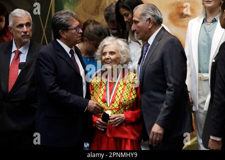 Mexiko-Stadt, Mexiko. 19. April 2023. Der Innenminister Adan Augusto Lopez und der Präsident des politischen Koordinierungsgremiums des Senats, Ricardo Monreal, mit dem Empfänger der Belisario Dominguez Medaille, der Schriftstellerin Elena Poniatowska Amor, im Senat in Mexiko-Stadt. Am 19. April 2023 in Mexiko-Stadt, Mexiko (Kreditbild: © Luis Barron/Eyepix via ZUMA Press Wire) NUR REDAKTIONELLE VERWENDUNG! Nicht für den kommerziellen GEBRAUCH! Stockfoto