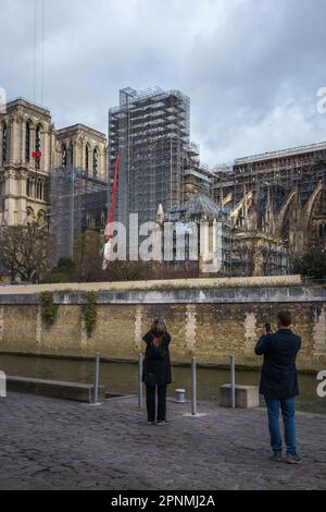 Touristen fotografieren die Baustelle Notre-Dame in Paris, Frankreich. 24. März 2023. Stockfoto