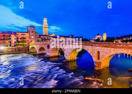 Verona, Italien. Die römische Ponte Pietra in Verona. Stockfoto