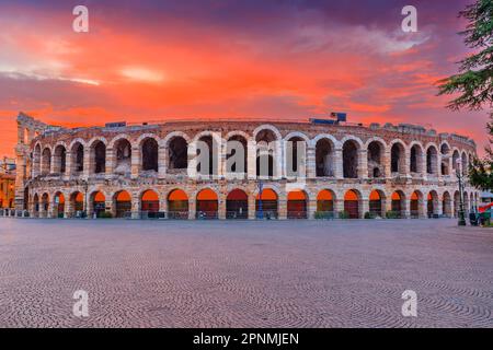 Verona, Italien. Verona Arena, römisches Amphitheater auf der Piazza Bra bei Sonnenaufgang. Stockfoto