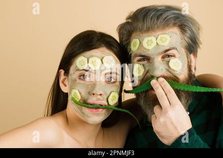 Lustige Paar Spa-Maske, Aloe Vera und Gurke im Gesicht. Schlammmaske,  Gesichtsmaske aus Ton, Spa. Mann und Frau mit kosmetischen Schlamm  Gesichtsbehandlung, Spa heilen Stockfotografie - Alamy