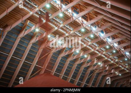 Gießen von roten Phosphatdüngern auf Stapel im Lagerhaus Stockfoto