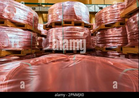 Stapel von Kupferdrahtstäben im Lager der Produktionsanlage Stockfoto